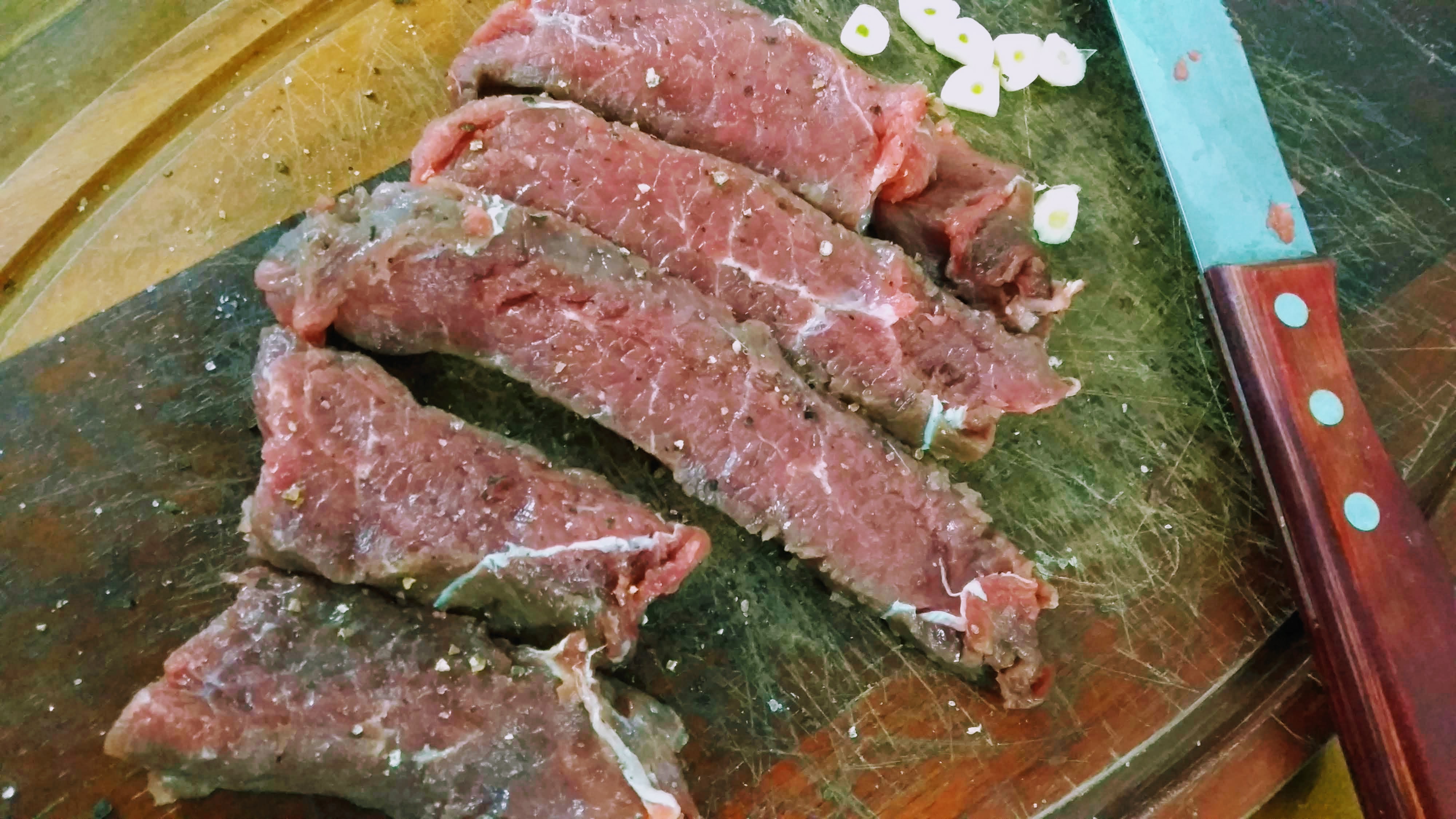 肉を焼く